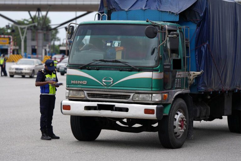 JPJ officer checking if SLD is compliant