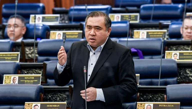 Minister of Transport Anthony Loke announcing the mandatory Speed Limitation Device (SLD) policy for heavy commercial vehicles, effective starting October 1, 2025.